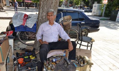 42 YILDIR AYNI AĞACIN ALTINDA BOYACILIK YAPIYOR